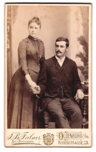 Fotografie Jean Baptiste Feilner, Oldenburg i. Gr., Rosenstr. 29, Paar zusammen im Atelier