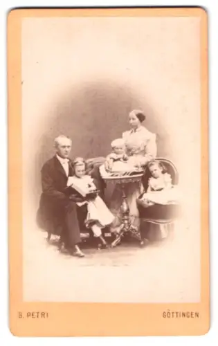Fotografie B. Petri, Göttingen, Familienporträt mit drei Kindern