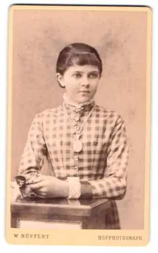 Fotografie W. Höffert, Dresden, See Strasse 10, Porträt eines Mädchens in kariertem Kleid