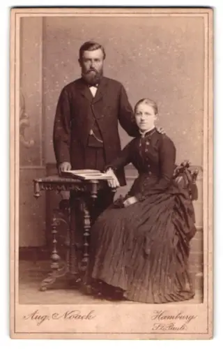 Fotografie Aug. Noack, Hamburg-St. Pauli, Lange Reihee 69, Porträt eines Paares
