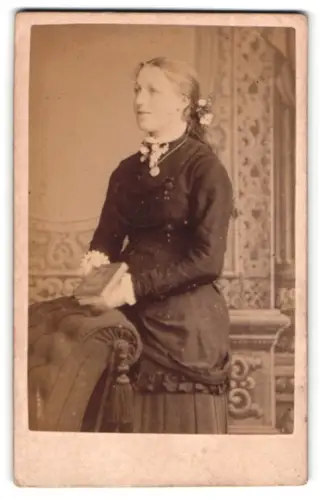 Fotografie Carl Wolf, Celle, Altencellerthor No. 1, Frau mit Buch