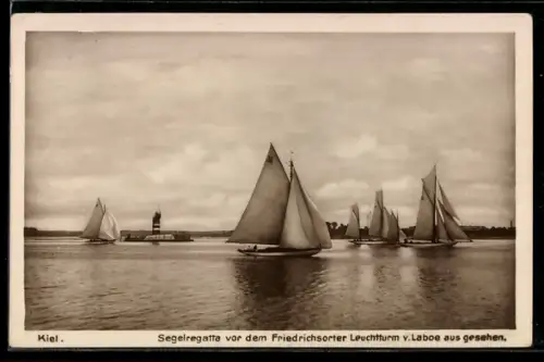 AK Kiel, Segelregatta vor dem Friedrichsorter Leuchtturm von Laboe aus gesehen, Segelsport