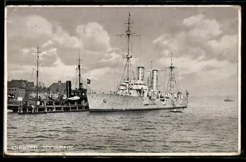 AK Kreuzer Nymphe der Kriegsmarine im Hafen anliegend