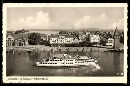 AK Lindau /Bodensee, Dampfer Lindau beim Manövrieren vor dem Hafen
