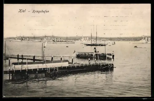 AK Kiel, Kriegshafen, Kriegsschiffe auf Reede liegend