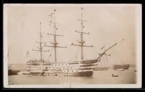 AK Segel-Linienschiff H.M.S. Victory im Hafen liegend