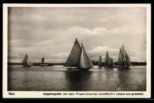 AK Kiel, Segelregatta vor dem Friedrichsorter Leuchtturm von Laboe aus gesehen, Segelsport