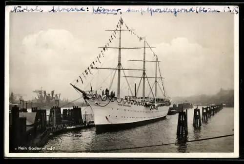 AK Segelschiff Hein Godewind mit Fahnenschmuck im Hafen von Hamburg