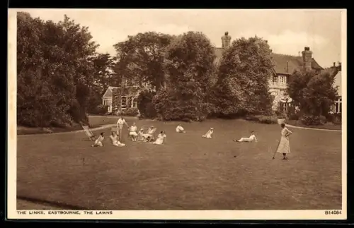 AK The Links, Eastbourne, Damen und Herren beim Crocket-Spiel