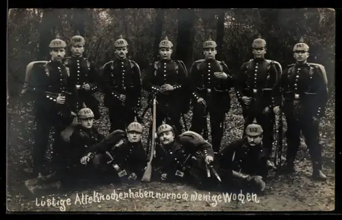 AK Soldaten vom Infanterie-Regiment Nr. 143 marschmässig ausgerüstet mit Pickelhaube, Tornister und Gewehr, Reserve