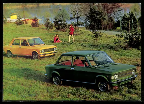 AK Zwei Autos FIAT 128, Zweitüter und Viertürer, nahe Seeufer