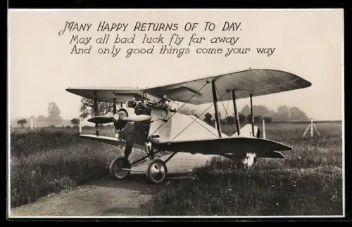 AK Doppeldecker-Flugzeug mit Sternmotor auf Flugfeld