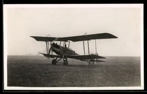 AK Doppeldecker-Flugzeug B.E. 2 mit laufendem Propeller auf Flugfeld