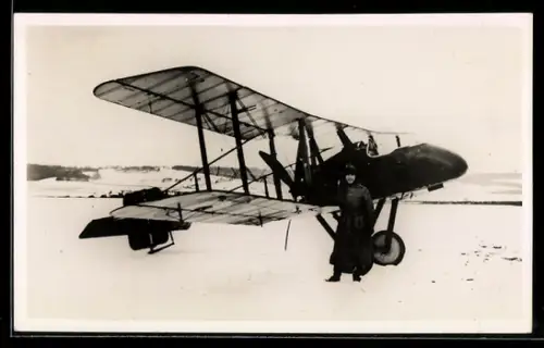 AK Doppeldecker-Flugzeug F.E. 8 mit 100 PS-Motor auf verschneitem Flugfeld