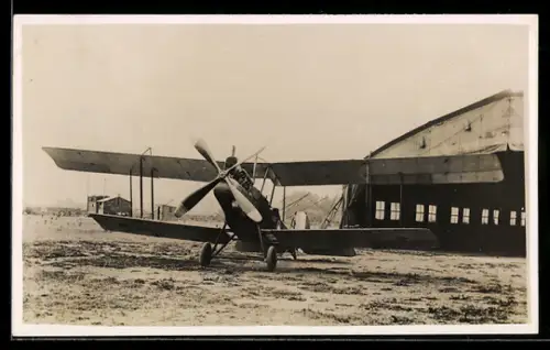 AK Britisches Aufklärungsflugzeug R.E. 8 vor Flugzeughangar
