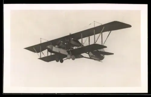 AK Britisches Doppeldecker-Flugzeug im Fluge