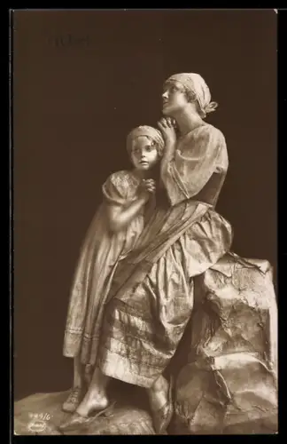 AK Skulptur von Mutter und Tochter beim Gebet