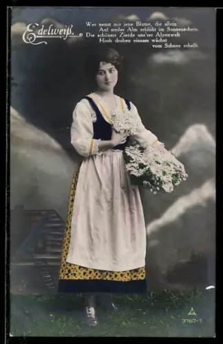 Foto-AK Photochemie Berlin Nr. 3767-1: Edelweiss, Junge Frau im Dirndl mit Edelweiss vor Bergkulisse
