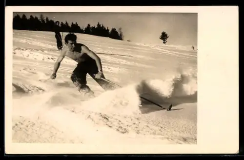 Foto-AK Skifahrer ohne Oberteil bei der Abfahrt