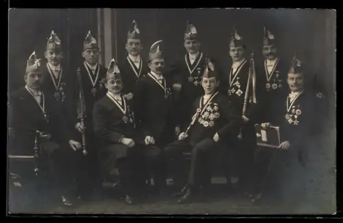 Foto-AK Männer mit Orden mit Narrenhüten zum Fasching