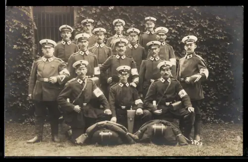 Foto-AK Soldaten mit Rotes Kreuz Armbinden im Gruppenbild