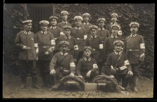 AK Gruppenbild von Soldaten mit Rotes Kreuz Armbinden