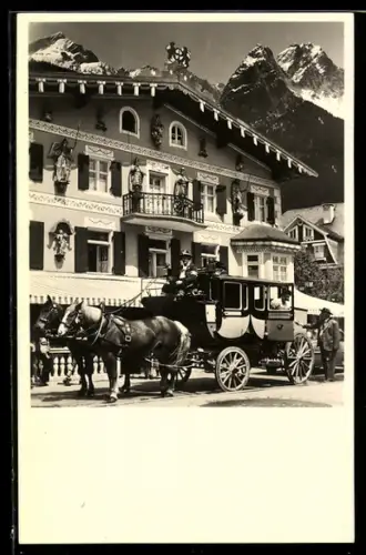 Foto-AK Dame steigt aus einer Kutsche der Deutschen Bundespost, Postkutsche