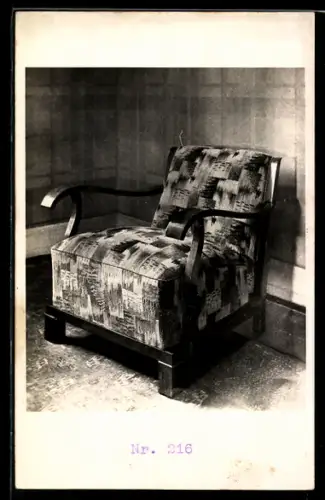 Foto-AK Sessel mit abstrakt gemustertem Polster und Holzdetails