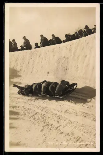 Foto-AK Gruppe auf einem Bobschlitten