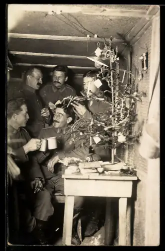 Foto-AK Soldaten stossen neben ihrem Weihnachtsbaum an 1916