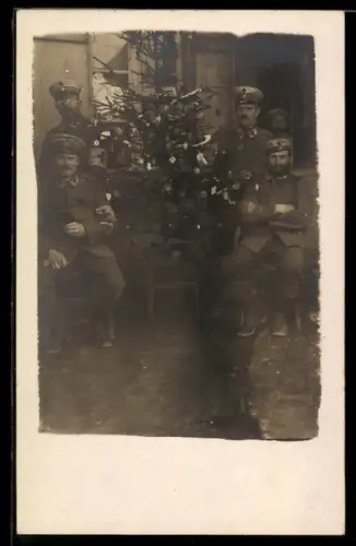 Foto-AK Soldaten mit Rotes Kreuz Armbinden bei ihrem Weihnachtsbaum