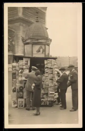 Foto-AK Personen bei einem Zeitungsstand