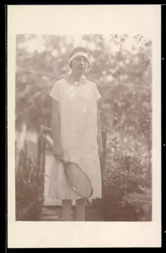 Foto-AK Junge Dame mit Tennisschläger