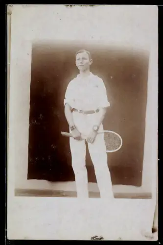 Foto-AK Mann in heller Kleidung mit Tennisschläger