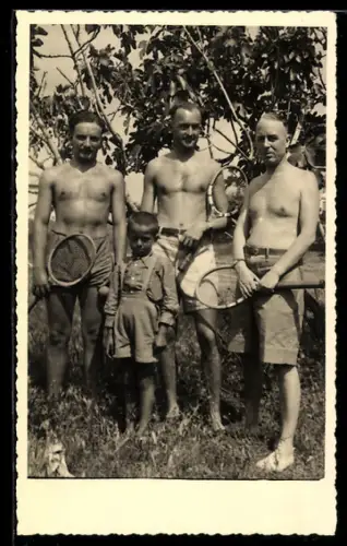 Foto-AK Drei Männer und ein Junge mit Tennisschlägern