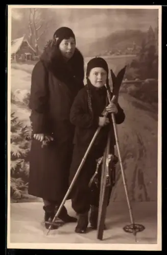Foto-AK Frau und Mädchen mit Skiern im Atelier