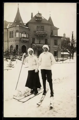 Foto-AK Zwei Skifahrer vor dem Hotel Schweizerhaus
