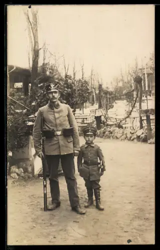 Foto-AK Soldat in Uniform neben einem Kind in Uniform