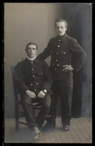 Foto-AK Zwei Kriegsgefangene, einer sitzt auf einem Stuhl