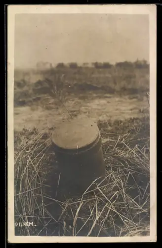 AK Ein feindlicher Blindgänger, nicht explodierte Granate steckt im Boden