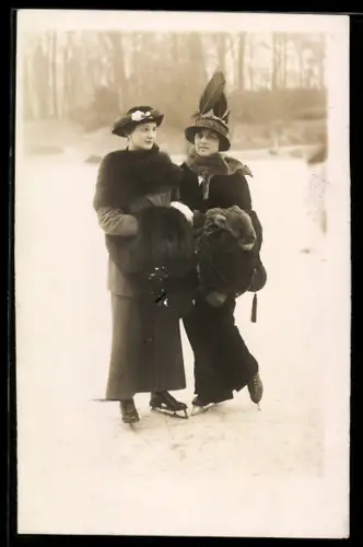 Foto-AK Frauen mit Schlittschuhen auf dem Eis