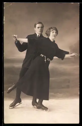 Foto-AK Paar beim Schlittschuhlaufen vor einer Leinwand