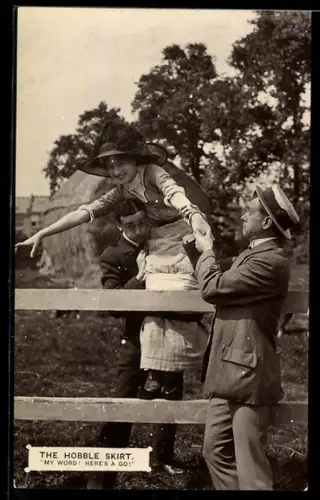 AK The Hobble Skirt, Frau sitzt auf den Schultern eines Mannes