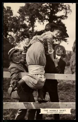 AK The Hobble Skirt, Frau steht auf einem Zaun