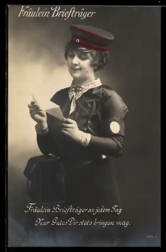 AK Fräulein Briefträger in Uniform betrachtet lächelnd einen Brief