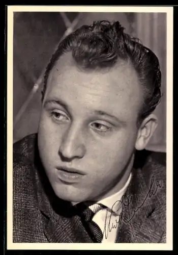 AK Fussballer Uwe Seeler im Anzug