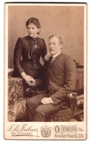 Fotografie J. B. Feilner, Oldenburg i. Gr., Rosenstrasse 29, Elegantes Paar im Porträt