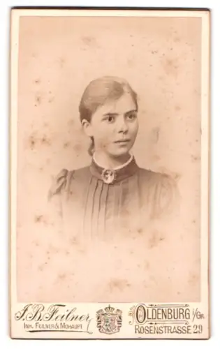 Fotografie J. B. Feilner, Oldenburg i. Gr., Rosenstrasse 29, Porträt einer jungen Frau