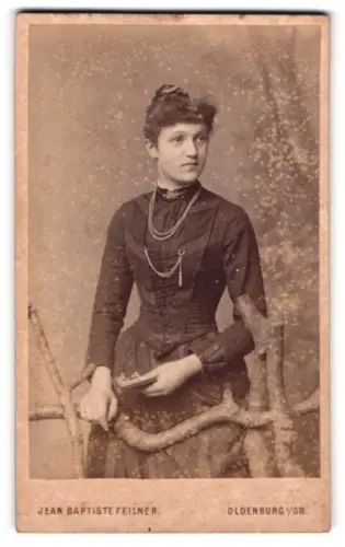 Fotografie Jean Baptiste Feilner, Oldenburg i. Gr., Roesenstrasse 29, Porträt einer Dame in elegantem Kleid