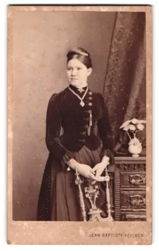 Fotografie Jean Baptiste Feilner, Bremen, Richtweg 6, Frau in elegantem Kleid